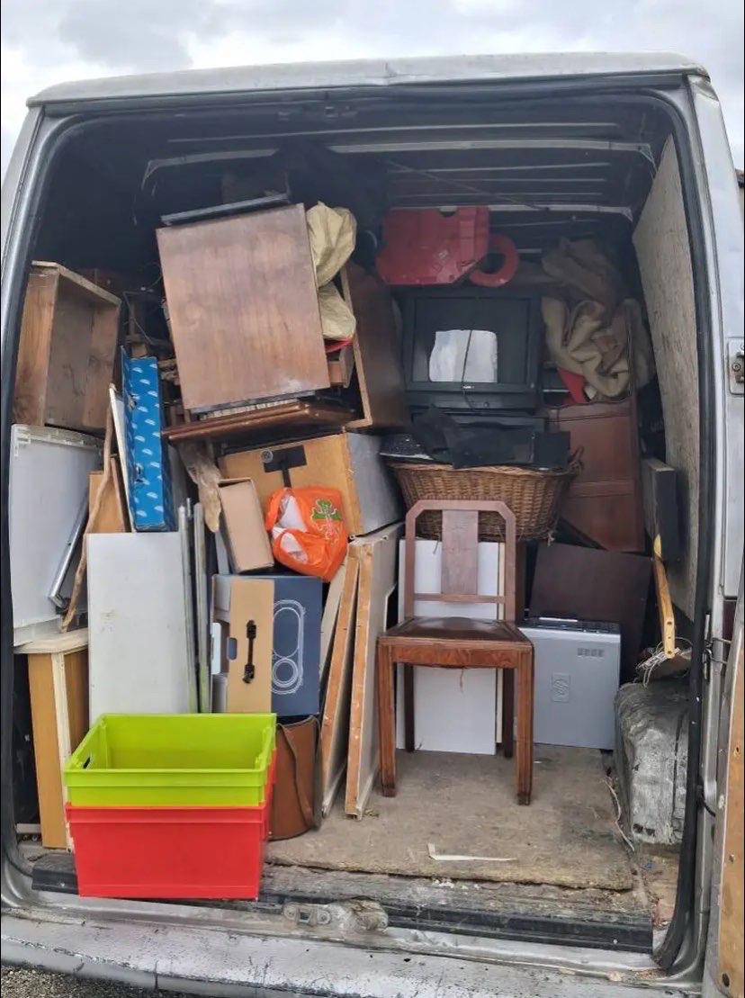 Camion de l'entreprise Débarras 42 dans la Loire